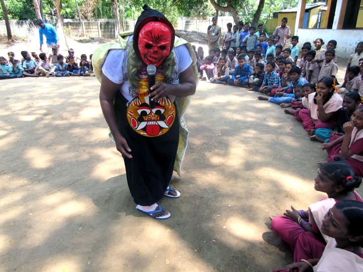 Thanjavur: In Kumbakonam, a health inspector disguises himself as raising awareness about dengue, corona and child marriage. சிக்குன் குன்யா முதல் சிறுமிகள் திருமணம் வரை வேடமிட்டு விழிப்புணர்வு செய்யும் சுகாதார பணியாளர்