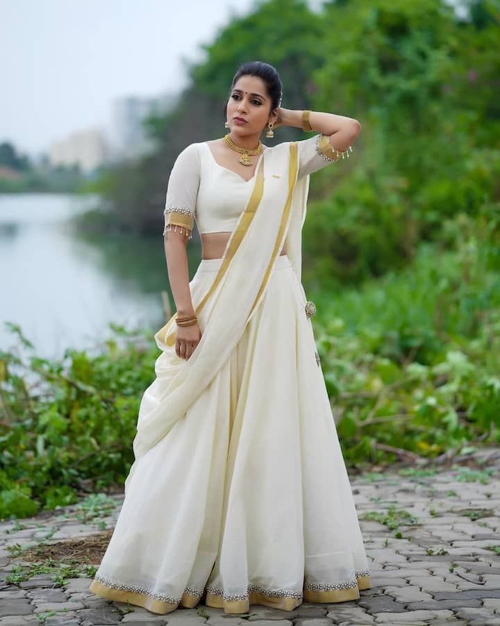 (Photo source: Instagram) యాంకర్ గానే మోడలింగ్ లో కూడా రాణిస్తోంది రష్మి.