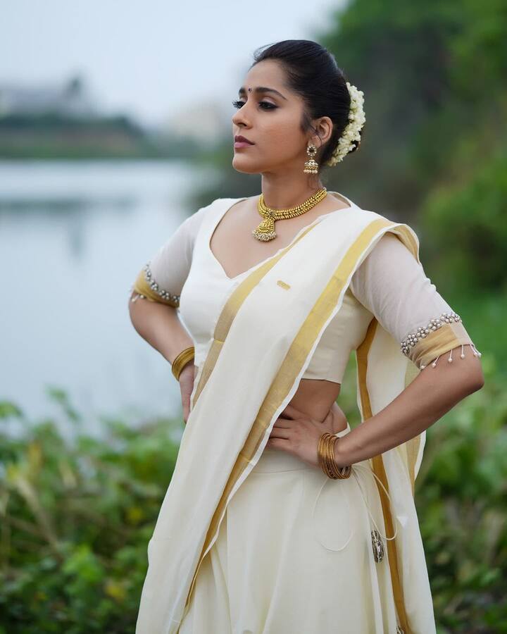 (Photo source: Instagram) బుల్లితెరపై రష్మి-సుధీర్ జంటను ఇష్టపడేవాళ్ల సంఖ్య అధికంగానే ఉంది. అందుకే వీరిద్దరూ కలిసి మరో షోను నడిపిస్తున్నారు.