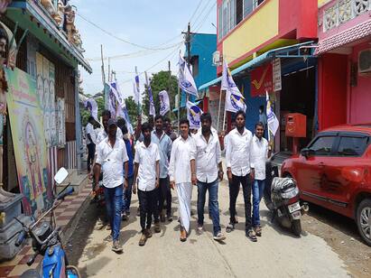 vijay fans marched in cheers and filed nominations உள்ளாட்சித் தேர்தல்: ஆரவாரத்துடன் வேட்புமனுத்தாக்கல் செய்த விஜய் ரசிகர்கள்...!