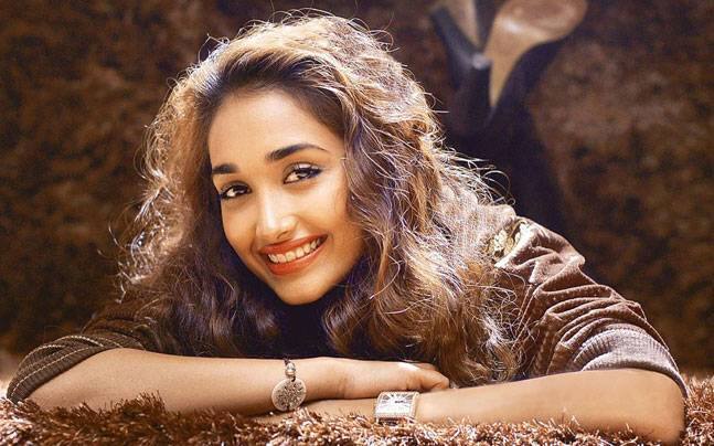 Jiah Khan: साल 2007 में अमिताभ बच्चन के साथ फिल्म 'निशब्द' से अपने करियर की शुरूआत करने वाली जिया खान ने 25 साल की उम्र में 3 जून 2013 को आत्महत्या कर ली थी. वह अपने मुंबई के जुहू वाले घर में अपने बेडरूम के छत के पंखे से लटकी हुई पाई गई थी.