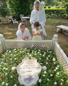 Pataudi Palace में मौजूद Soha Ali Khan ने पिता Mansoor Ali Khan को किया याद, कब्र पर बेटी Inaaya Khemu संग पढ़ी दुआ