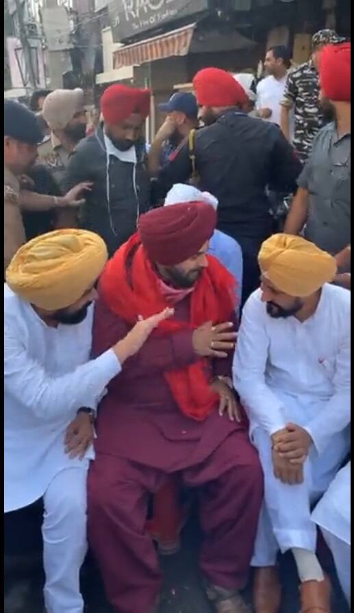 ਇਸ ਸਮੇਂ ਪੰਜਾਬ ਕਾਂਗਰਸ ਪ੍ਰਧਾਨ ਨਵਜੋਤ ਸਿੱਧੂ ਵੀ ਉਨ੍ਹਾਂ ਨਾਲ ਸੀ।