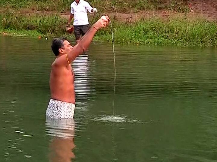 IPS deepak pandey every day bath in Godavari river nashik पोलिस आयुक्तपदाचा थाटबाट सोडून रोज गोदास्नान करणारा अधिकारी, IPS दीपक पांडेंची चर्चा