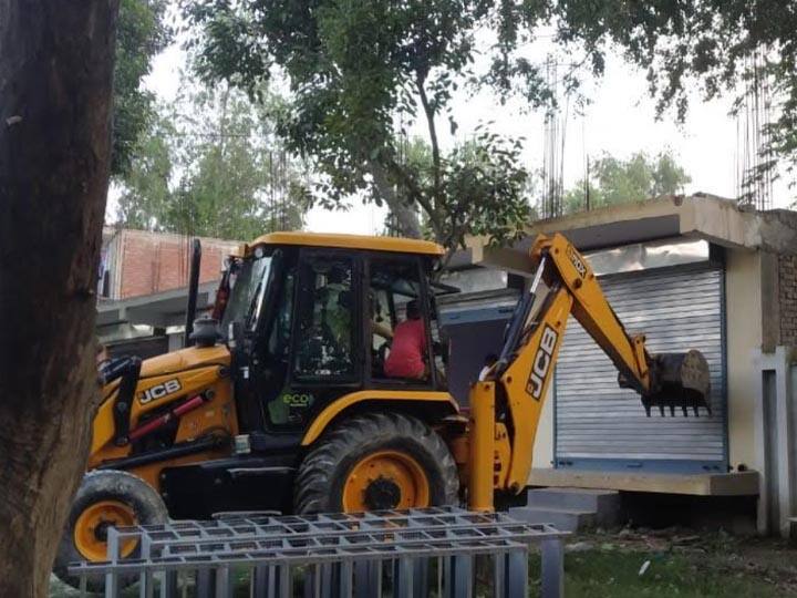 smuggler property worth five crore rupees demolished in Bareilly ANN Bareilly में तस्कर दंपति की अवैध संपत्ति पर चला बुलडोजर, 5 करोड़ की प्रॉपर्टी ध्वस्त