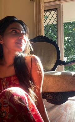 காலை சூரியன் வெயிலில் ஜொலிக்கும்  ‘ஜெகமே தந்திரம்’ நடிகை..!