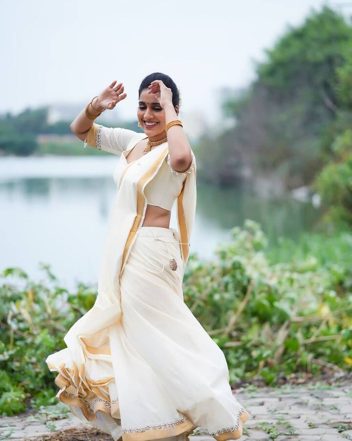 (Photo source: Instagram) బుల్లితెర క్రేజీ యాంకర్లలో ఈమె కూడా ఒకరు.