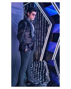 सिध्दार्थच्या लूकने केला सोशल मीडियावर 'धुरळा'