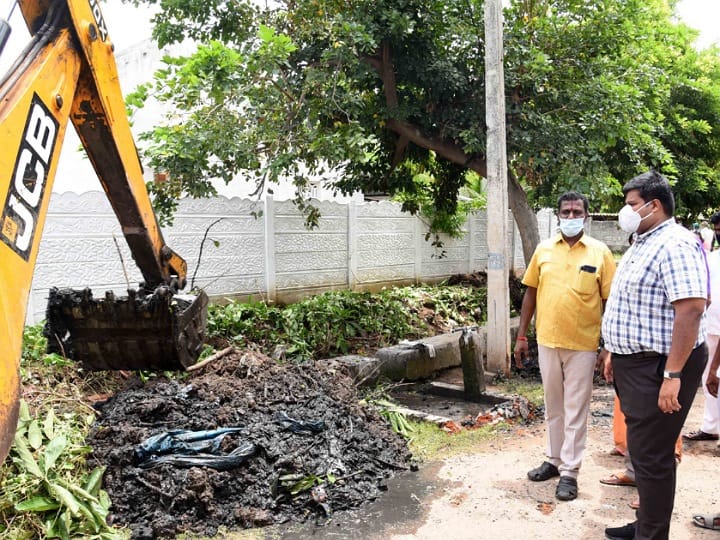 சாக்கடையை தூர்வாரிக்கொண்டிருந்த துப்புரவு பணியாளர்களிடம் நேரில் சந்தித்து நன்றி சொன்ன ஆட்சியர்