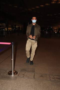 In Pics: कैजुअल लुक में एयरपोर्ट पर स्पॉट हुए Hrithik Roshan, देखें तस्वीरों में उनका ये स्टाइलिश लुक