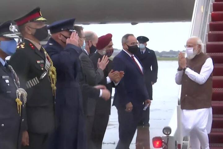 PM Modi US Visit: વડાપ્રધાન નરેન્દ્ર મોદી અમેરિકાની ત્રણ દિવસની મુલાકાત માટે વોશિંગ્ટન પહોંચ્યા છે. વરસતાં વરસાદમાં પણ ભારતીયો મોદીને આવકારવા મોટી સંખ્યામાં એરપોર્ટ પર ઉમટી પડ્યા હતા.