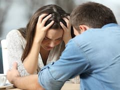 Relationship Tips: आपके पार्टनर को भी है मोबाइल चेक करने की आदत, इन टिप्स से उन्हें समझाएं