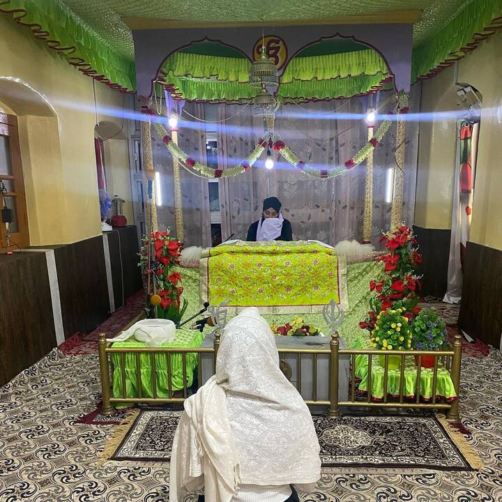 इसके अलावा कश्मीर में सारा ने मंदिर मस्जिद, चर्च और गुरुद्वारे के दर्शन किए थे और उनकी तस्वीरें सोशल मीडिया पर शेयर की थी.
