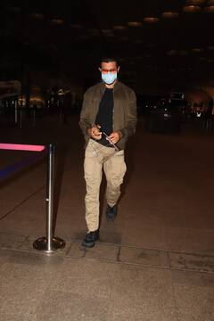 In Pics: कैजुअल लुक में एयरपोर्ट पर स्पॉट हुए Hrithik Roshan, देखें तस्वीरों में उनका ये स्टाइलिश लुक