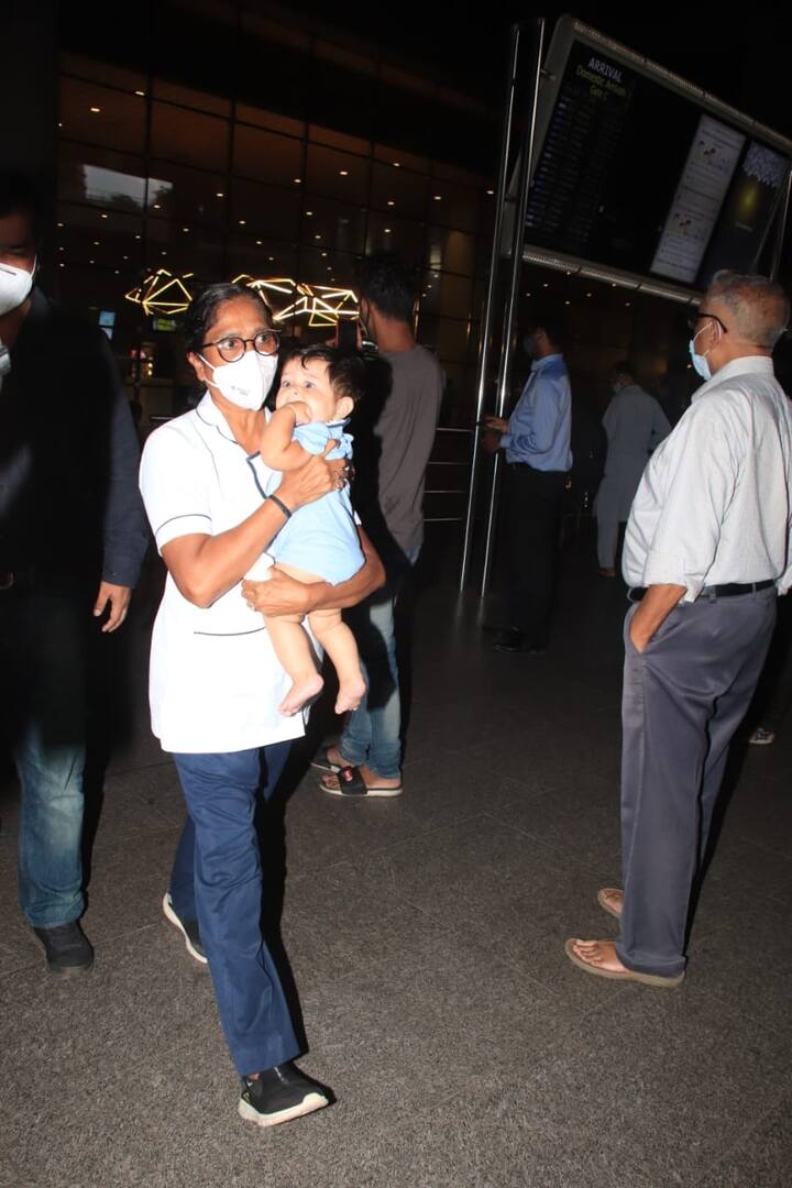 हालांकि इस दौरान जेह अली खान इनके साथ नहीं दिखे. लेकिन कुछ ही देर बाद एयरपोर्ट से निकलते हुए जेह की तस्वीरें भी क्लिक हुईं जो अपनी नैनी की गोद में नजर आए.