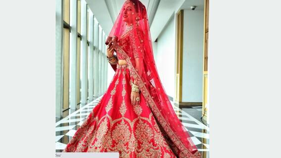 খোঁপায় লাল গোলাপ, পরনে লাল জমকালো পোশাকে ইন্টারনেট কাঁপাচ্ছেন রাইমা সেন