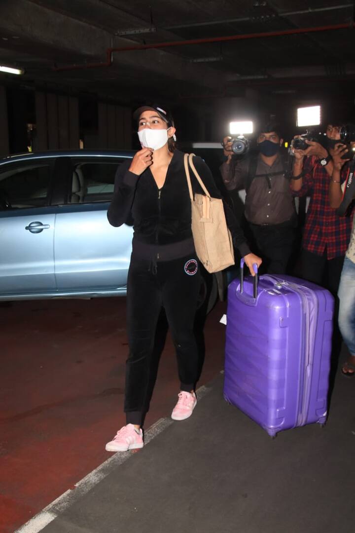 सारा अली खान सोशल मीडिया पर काफी एक्टिव रहती हैं और अक्सर अपनी तस्वीरें फैंस के लिए शेयर करती रहती हैं. हाल ही में सारा ने कश्मीर से अपनी तस्वीरें शेयर की थीं.