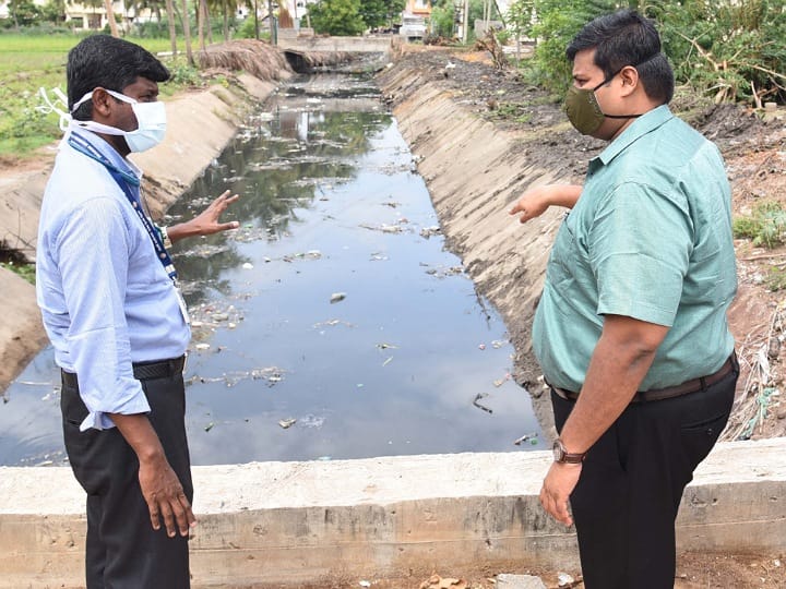 சாக்கடையை தூர்வாரிக்கொண்டிருந்த துப்புரவு பணியாளர்களிடம் நேரில் சந்தித்து நன்றி சொன்ன ஆட்சியர்