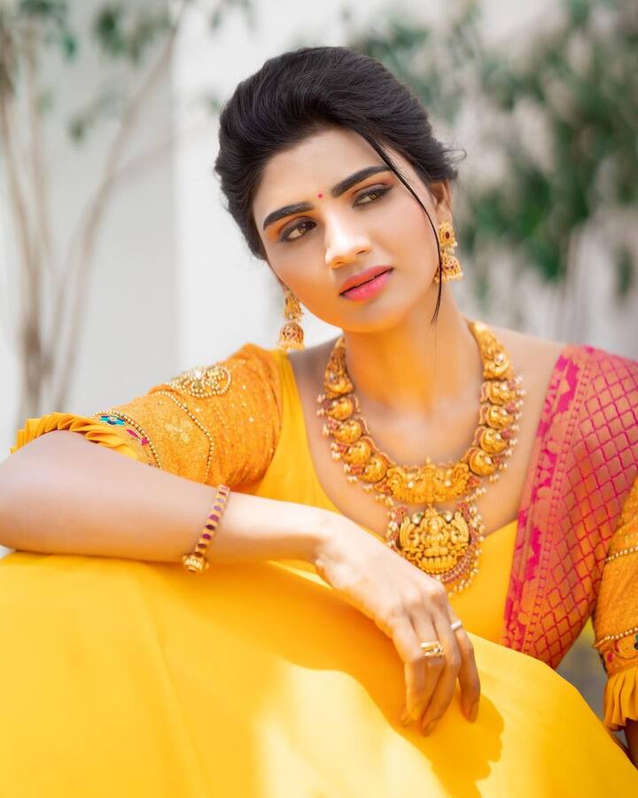 (Photos Source: Instagram) ఇమ్మాన్యుయేల్, వర్ష మధ్య లవ్ ట్రాక్ నడుస్తోందని చాలా మంది అనుమానం. దీనిపై వీరిద్దరూ ఎప్పుడు క్లారిటీ ఇస్తారో చూడాలి.
