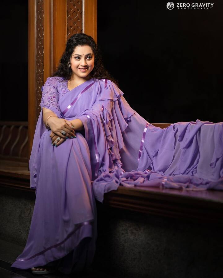 செம்மீனா விண்மீனா ? கண்ணோடு வாழும் கலைமானா இல்லை கண்தோன்றி மறையும் பொய் மானா ?