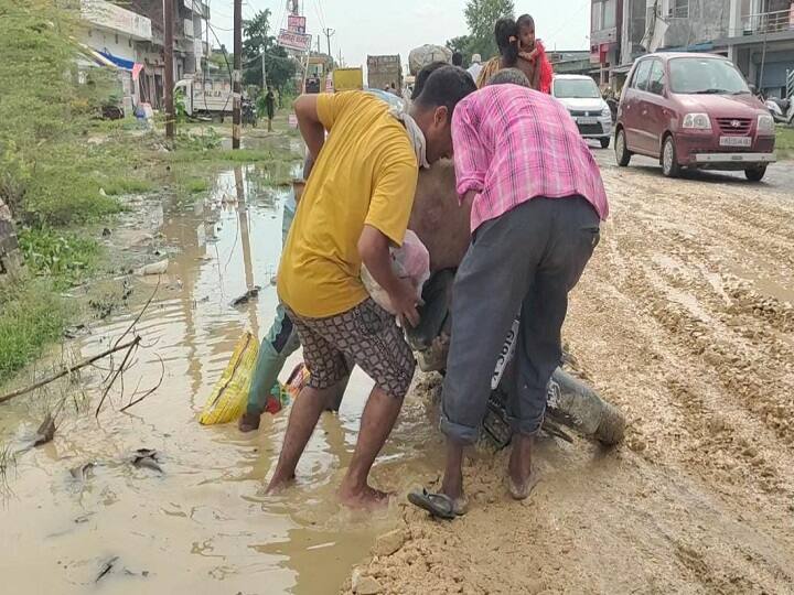 Ayodhya Road Condition: बद से बदतर हालत में हैं अयोध्या की सड़कें, खोखले नजर आ रहे हैं भाजपा विधायक के दावे Ayodhya Road Condition Worse BJP MLA Claims Looking Fake Before Yogi Adityanath Visit ann Ayodhya Road Condition: बद से बदतर हालत में हैं अयोध्या की सड़कें, खोखले नजर आ रहे हैं भाजपा विधायक के दावे