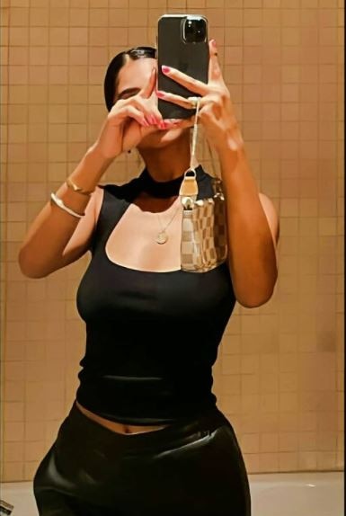 Shah Rukh Khan's daughter Suhana is breaking the internet with new mirror selfie