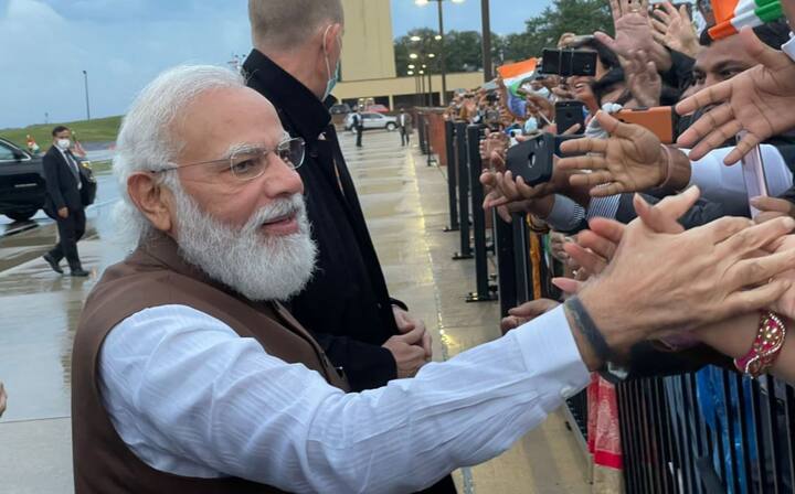 મોદી પણ ભારતીયોને મળ્યા હતા. મોદીએ ટ્વીટ કરીને કહ્યું, ઉષ્માભેર સ્વાગત માટે ભારતીય સમુદાયનો આભારી છું.