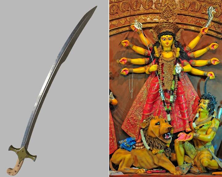 বুদ্ধিমত্তার প্রতীক তলোয়ার৷ যার জোরে সমস্ত বৈষম্য এবং অন্ধকারকে ভেদ করতে পারে মানুষ৷