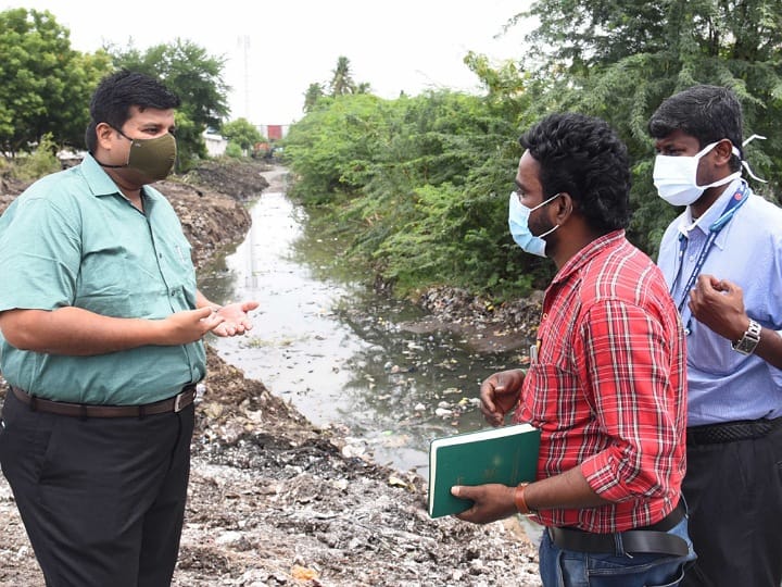 சாக்கடையை தூர்வாரிக்கொண்டிருந்த துப்புரவு பணியாளர்களிடம் நேரில் சந்தித்து நன்றி சொன்ன ஆட்சியர்