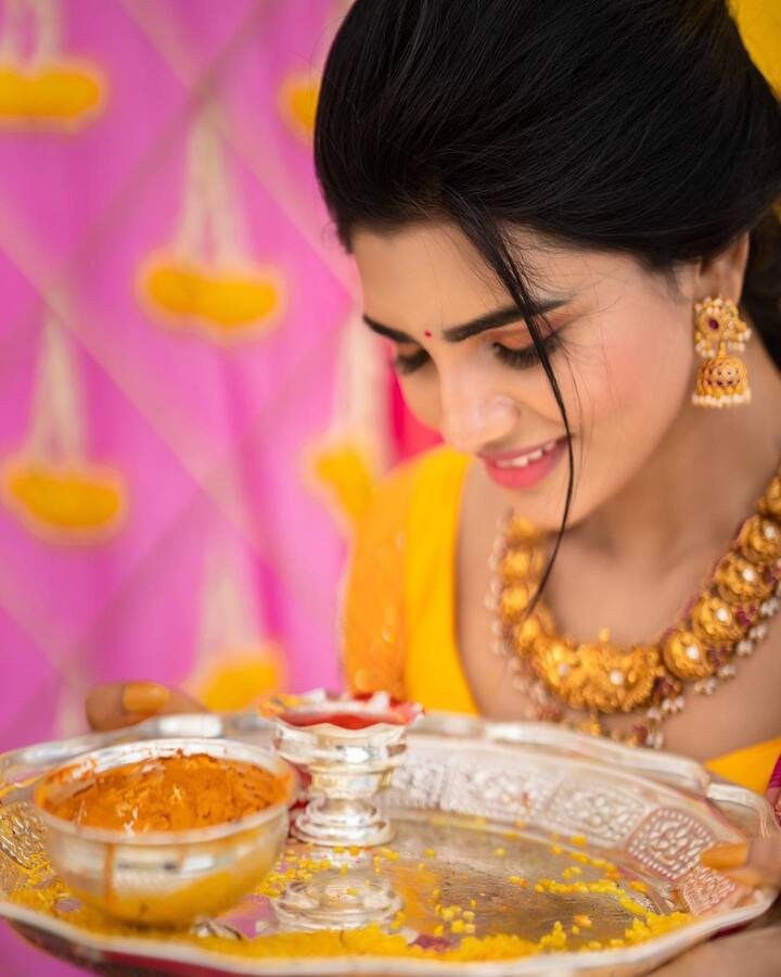 (Photos Source: Instagram) జబర్దస్త్ లో ఇస్మాయిల్ తో జతకట్టింది వర్ష. ఈ జోడీ ప్రేక్షకులను బాగా నవ్వించింది.