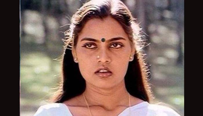 1979ல் சிவக்குமார்- சரிதா நடித்த வண்டிச்சக்கரம் படம் உருவானபோது, விஜயலட்சுமி என்ற ஆந்திர வைரத்தை கதை வசன கர்த்தா வினுச்சக்ரவர்த்திதான் சுமிதா என பெயரிட்டு அறிமுகம் செய்துவைத்தார்.