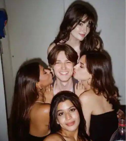 ਪੜ੍ਹਾਈ ਦੇ ਨਾਲ -ਨਾਲ ਸੁਹਾਨਾ ਆਪਣੀ ਜ਼ਿੰਦਗੀ ਦੇ ਅਪਡੇਟਸ ਨੂੰ ਸੋਸ਼ਲ ਮੀਡੀਆ 'ਤੇ ਸਾਂਝਾ ਕਰਨਾ ਨਹੀਂ ਭੁੱਲਦੀ।