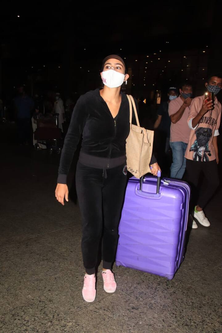 इस दौरान सारा अली खान के साथ कोई भी नहीं था और वो अकेली थीं. वहीं उनके लुक की बात करें तो फैंस को सारा का ये अंदाज खूब भा रहा है.