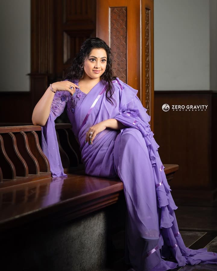 சித்திரவானம் சித்திரம் தீட்டிடும் மேகம், ஒரு பத்தரைமாத்து தங்க நிலாவை கண்டுகொண்டேன்