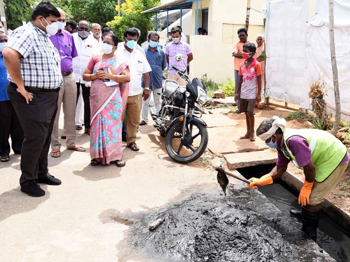 சாக்கடையை தூர்வாரிக்கொண்டிருந்த துப்புரவு பணியாளர்களிடம் நேரில் சந்தித்து நன்றி சொன்ன ஆட்சியர்