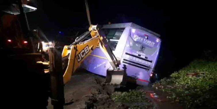 North Dinajpur 6 migrant workers die many injured as Lucknow bound bus falls into roadside ditch Raigunj North Dinajpur: রায়গঞ্জে নিয়ন্ত্রণ হারিয়ে নয়ানজুলিতে বাস, মৃত্যু ৬ পরিযায়ী শ্রমিকের