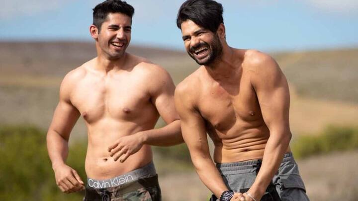 वरुण सूद और विशाल आदित्य सिंह: खतरों के खिलाड़ी सीज़न 11 में  वरुण सूद और विशाल आदित्य सिंह का ब्रोमांस भी जमकर देखने को मिला. दोनों शूटिंग के दौरान बहुत अच्छे दोस्त बन गए.शो खत्म होने के बाद भी इनकी दोस्ती बरकरार है और अक्सर ये हैंगआउट करते दिख जाते हैं.