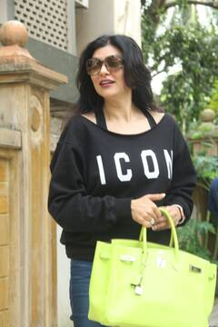 एक ऊंचा लंबा कद, दूजा सोनी भी तू हदः टाइट जींस, काला टॉप और हाथ में हरा बैग लेकर स्टाइल से निकलीं Sushmita Sen, लवली स्माइल से जीत लिया दिल