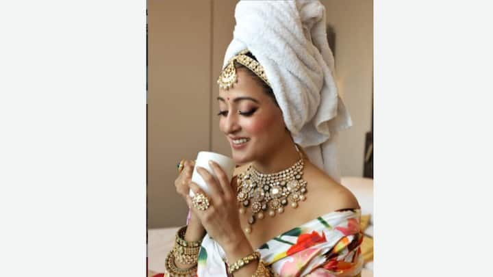 বাংলা ছবি থেকে হিন্দি ছবি, সবেতেই দাপিয়ে অভিনয় করেন।