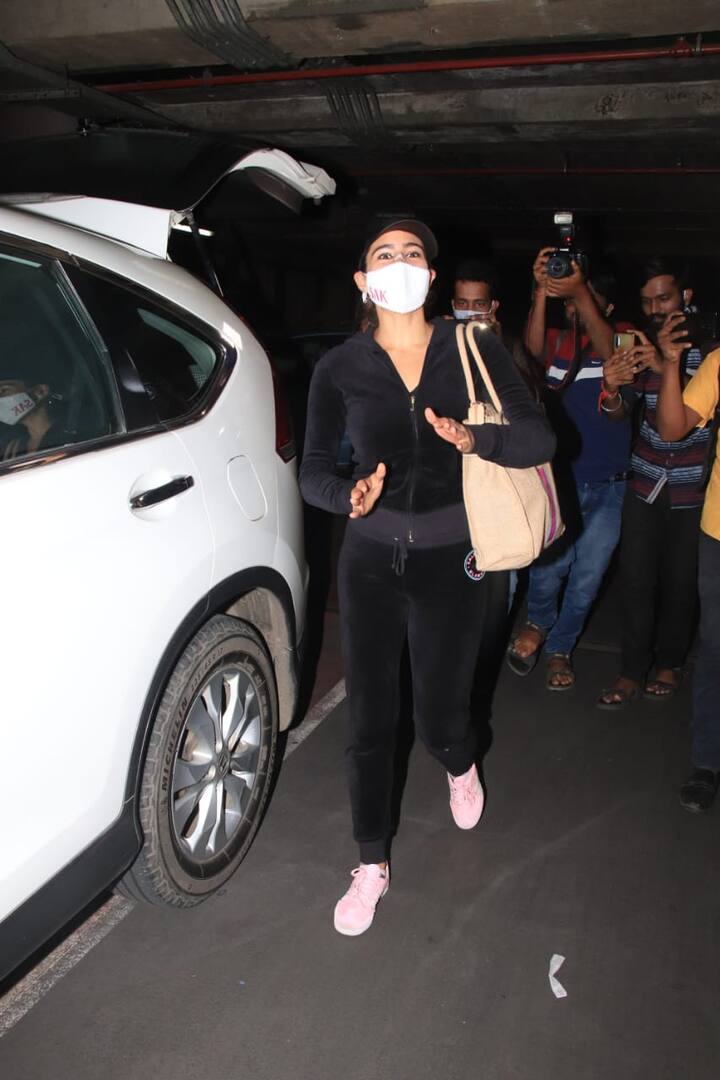 काले कपड़े, मुंह पर सफेद मास्क लगाए सारा अली खान बड़े से सूटकेस को खींचकर लाती दिखीं तो उन्हें देख लोगों की आंखे फटी की फटी रह गईं.