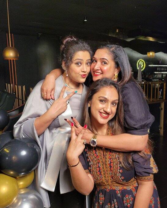 இவள் வான் மேகம் காணாத பால் நிலா ; இந்த பூலோகம் பாராத தேன் நிலா..!