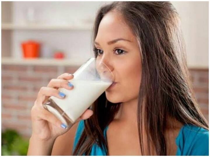 Health Care Tips: रात में Milk पीकर सोने से थकावट होती है दूर, जानें इसके गजब फायदे