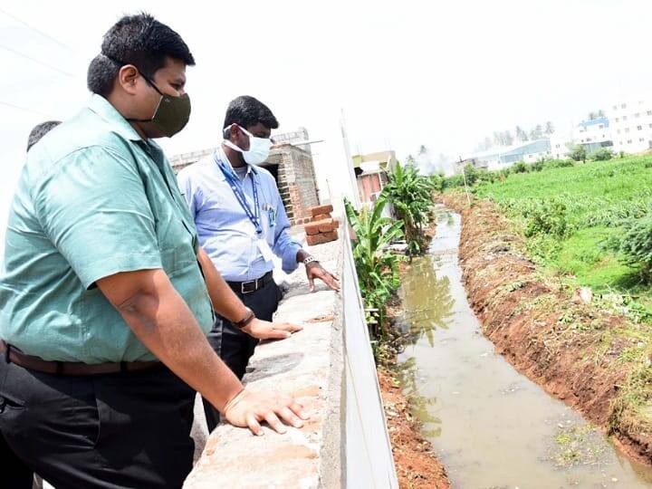 District Collector Prabhu shankar pays tribute to the cleaning staff who cleared the sewer line in Karur சாக்கடையை தூர்வாரிக்கொண்டிருந்த துப்புரவு பணியாளர்களிடம் நேரில் சந்தித்து நன்றி சொன்ன ஆட்சியர்