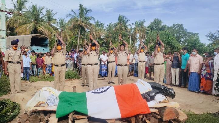 The body of a soldier from Dharmapuri who died in Jharkhand was found to be 21 bombs ஜார்க்கண்ட்டில் உயிரிழந்த தருமபுரியை சேர்ந்த ராணுவவீரரின் உடல் 21 குண்டுகள் முழங்க நல்லடக்கம்...!