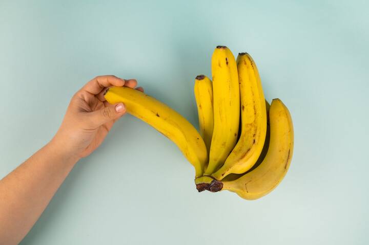11 Evidence-Based Health Benefits of Bananas Banana: రాత్రి పూట అరటి పండు తింటున్నారా? అరటి పండు తినడం వల్ల కలిగే ప్రయోజనాలేంటి?
