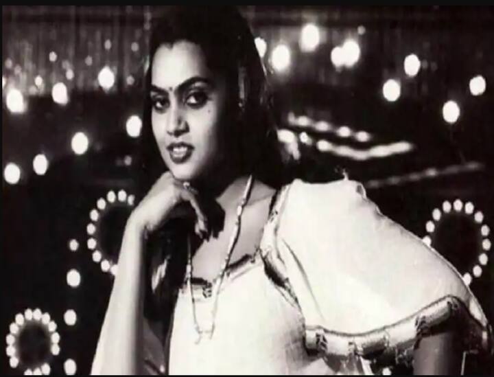 12 வயதில் ஏழ்மைக்கு தாக்குப்பிடிக்கமுடியாமல் நடிக்க வீட்டைவிட்டு ஓடிவந்தபோது அவரது குடும்பத்தினர் கடுமையாக எதிர்ப்பு தெரிவித்தனர்.இதுபற்றி பின்னர் சில்க்கிடம் கேட்டதற்கு, பணம், பங்களா வந்தபிறகு எல்லாம் சரியாயாகிவிட்டது ’’ என குடும்பத்தி னரின் நிஜ முகத்தை நாசூக்காய்தான் சொன்னார்