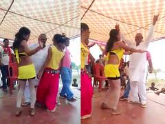 Bihar News: स्टेज पर चढ़ते ही खुद को रोक नहीं पाया मुखिया, भोजपुरी गाने पर नर्तकियों के साथ लगाए ठुमके