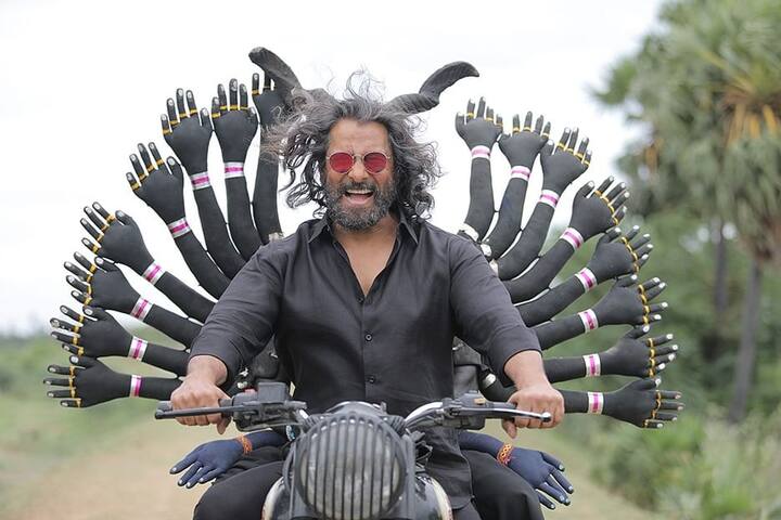 புல்லட்டில் மிரட்டும் லுக்கில் மாஸ் காட்டும் விக்ரம்