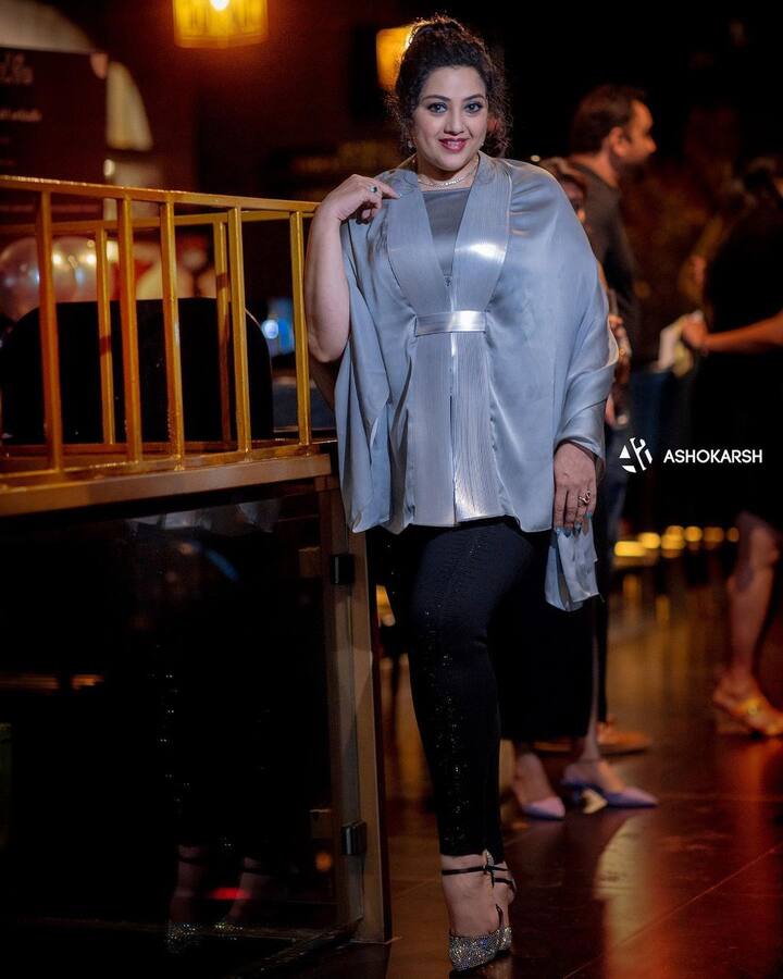 நீல குயிலே, சோலை குயிலே, பாடிப்பறக்கும் என் பாட்டுக்குயிலே