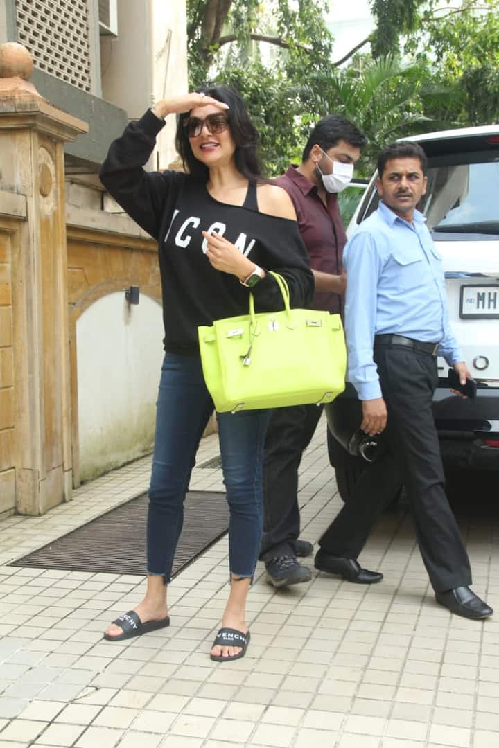गुरुवार को भी जब सुष्मिता को बांद्रा में स्पॉट किया गया तो उनके स्टाइल ने हर किसी का ध्यान अपनी ओर खींच लिया. टाइट जींस, ब्लैक टॉप और हाथों में टंगा हरा बैग. सुष्मिता शानदार लुक में नजर आईं.